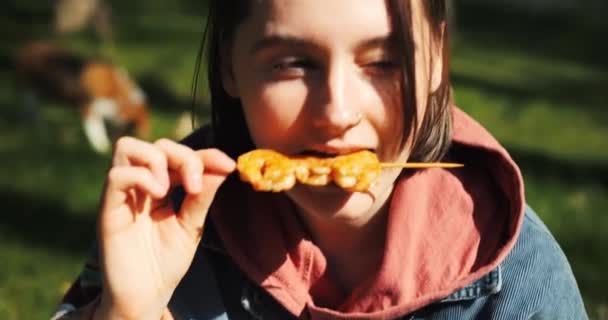 Schöne Junge Frau Isst Streetfood Park Genießt Frühlingssonne Mädchen Isst — Stockvideo