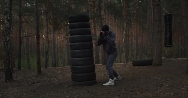 Portrait Athlète Jeune Homme Forme Entraînant Dans Forêt Boxe Ombre — Video