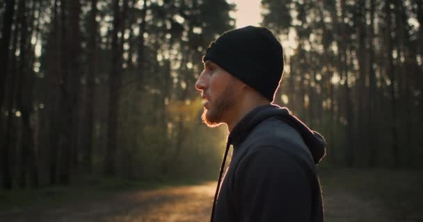 Portræt Mand Sportsmand Stående Skoven Ved Solopgang Forår Uddannelse Damp – Stock-video