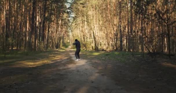 Gros Plan Jeune Athlète Entraînant Dans Forêt Boxe Ombre Course — Video