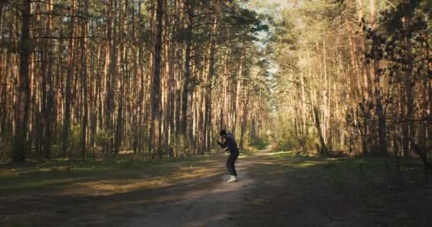Gros Plan Jeune Athlète Entraînant Dans Forêt Boxe Ombre Course — Video