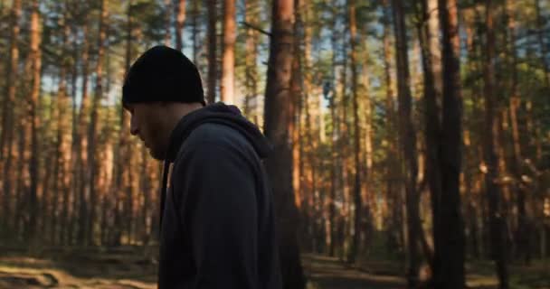 Portrét Mladého Muže Kráčejícího Lesem Úsvitu Sportovec Cvičit Východ Slunce — Stock video