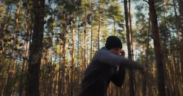 Retrato Jovem Atleta Treinando Floresta Boxe Das Sombras Nascer Sol — Vídeo de Stock