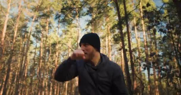 Portrait Athlète Jeune Homme Forme Entraînant Dans Forêt Boxe Ombre — Video