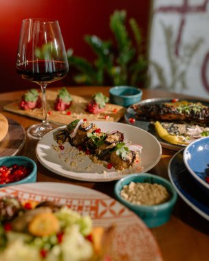 Doğu mutfağı. Gürcistan taze salatası. Gürcistan ulusal mutfağı, restoranda masada yemek. Doğu yemekleri. Orijinal geleneksel yemekler. Yüksek kalite 4k görüntü