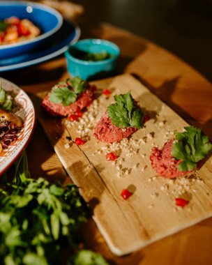 Doğu mutfağı. Gürcistan taze salatası. Gürcistan ulusal mutfağı, restoranda masada yemek. Doğu yemekleri. Orijinal geleneksel yemekler. Yüksek kalite 4k görüntü