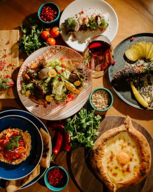 Doğu mutfağı. Gürcistan taze salatası. Gürcistan ulusal mutfağı, restoranda masada yemek. Doğu yemekleri. Orijinal geleneksel yemekler. Yüksek kalite 4k görüntü