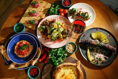 Doğu mutfağı. Gürcistan taze salatası. Gürcistan ulusal mutfağı, restoranda masada yemek. Doğu yemekleri. Orijinal geleneksel yemekler. Yüksek kalite 4k görüntü