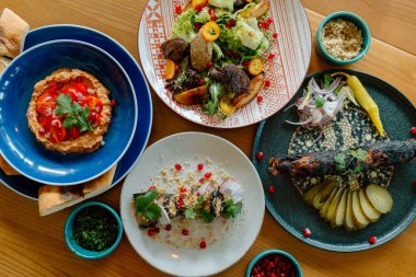 Doğu mutfağı. Gürcistan taze salatası. Gürcistan ulusal mutfağı, restoranda masada yemek. Doğu yemekleri. Orijinal geleneksel yemekler. Yüksek kalite 4k görüntü
