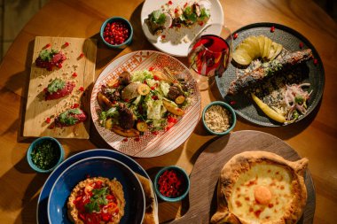 Doğu mutfağı. Gürcistan taze salatası. Gürcistan ulusal mutfağı, restoranda masada yemek. Doğu yemekleri. Orijinal geleneksel yemekler. Yüksek kalite 4k görüntü