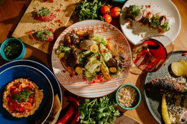 Doğu mutfağı. Gürcistan taze salatası. Gürcistan ulusal mutfağı, restoranda masada yemek. Doğu yemekleri. Orijinal geleneksel yemekler. Yüksek kalite 4k görüntü