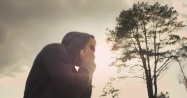 Genç boksör dağlarda antrenman yapıyor. Dışarıda boks antrenmanı. Gün batımında gölge boksu. Yüksek kalite 4k görüntü