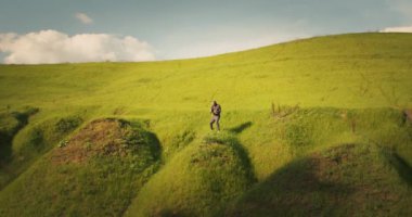 Genç boksör dağlarda antrenman yapıyor. Dışarıda boks antrenmanı. Gün batımında gölge boksu. Yüksek kalite 4k görüntü