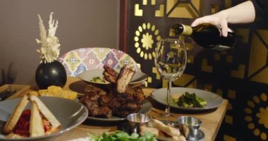 Lokantada nefis doğu mutfağı servis ediliyor. Gürcü yemeği. Yüksek kalite 4k görüntü