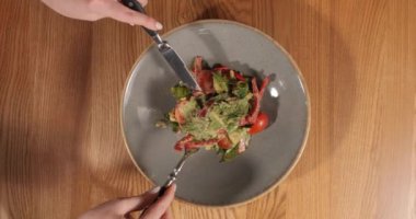 Lokantada nefis doğu mutfağı servis ediliyor. Gürcü yemeği. Yüksek kalite 4k görüntü