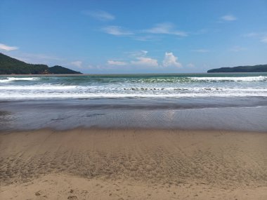 Pasitan 'ın en güzel sahillerinden biri olan Doğu Java' da maceraperestleri ve hayalperestleri tüm güzellikleriyle gizli koylarını keşfetmeye davet eder..