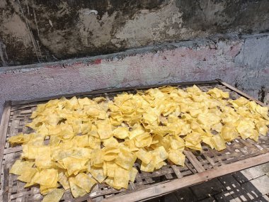 Kerupuk Lempeng 'i yapma süreci, lezzetli ve çıtır çıtır bir tadı olan tipik bir Endonezya yemeği. Pirinç unundan yapılır ve aperatif olarak ya da meze olarak kullanılabilir.