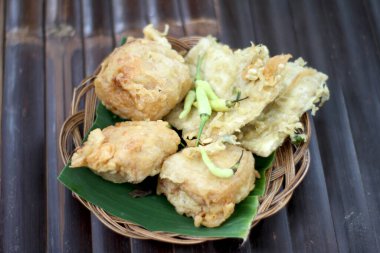 Kızarmış yiyecekler. Gorengan, Endonezya 'da büyük bir grup kızarmış yiyecek için kullanılan genel bir terimdir. Hamur hamuruna batırılan ve bir sürü sıcak yağda kızartılan çeşitli yemek türlerini içeriyor..