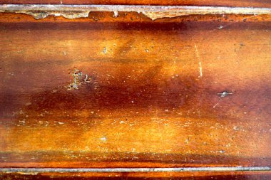 Ahşap masayı parlak cila boyasıyla kapatın..