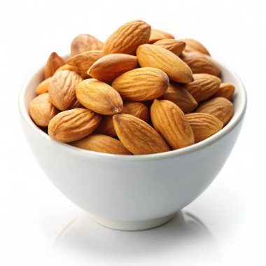 İzole edilmiş arka planda beyaz bir kasede badem..