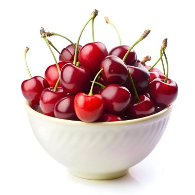 Beyaz arka planda bir kase kiraz..