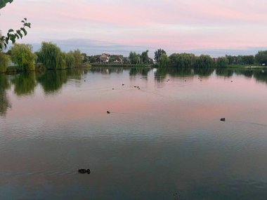 Gün batımında göl