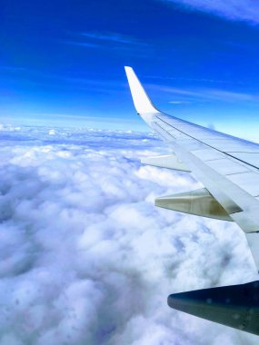 bir uçağın gökyüzünde kanat