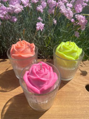 Soya mumundan yapılmış el yapımı mumlar. 