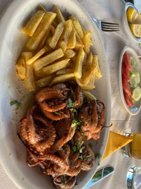 Öğlen yemeğinde ahtapot, Larnaca, Kıbrıs