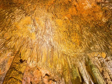 Mağaradaki güzel doğal mağara