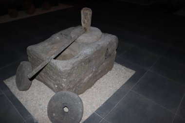 Zeytin yağı üretimi için antika eşyalar 