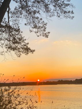 Gün batımına karşı gölün arka planı 