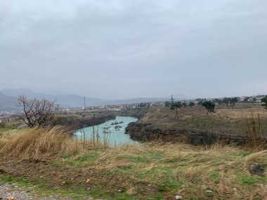 Turkuaz renkli Karadağ Nehri 