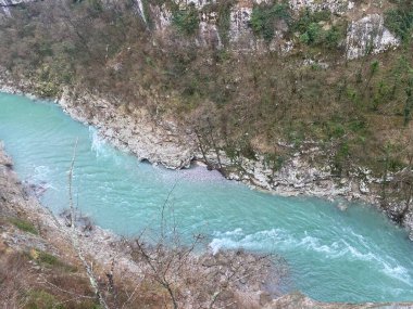 Turkuaz renkli Karadağ Nehri 