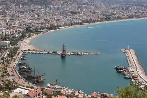 Türk Ege Denizi, plajlar ve palmiye ağaçları 