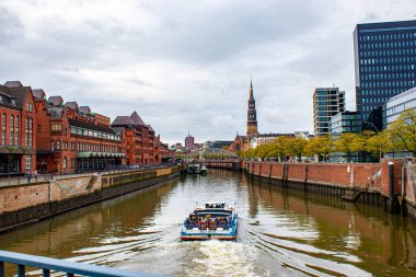 Hamburg, Almanya - 2019: Yaz mevsiminde Hamburg limanı manzarası, Almanya