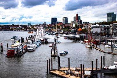 Hamburg, Almanya - 2019 - Hamburg şehri manzarası ve güzel bir şehir.