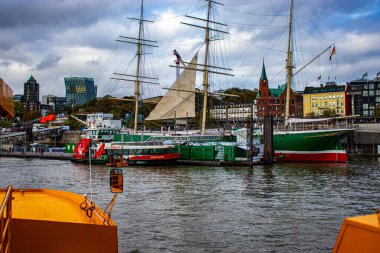 Hamburg, Almanya - 2019: Eski kasabada kırmızı ve sarı yatlar 