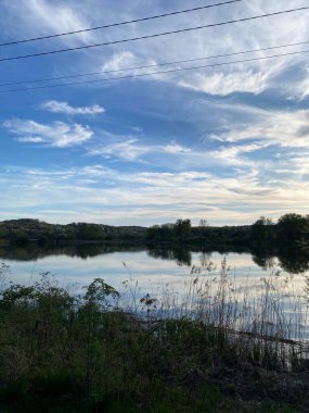 Nehir ve gölü olan güzel bir manzara.
