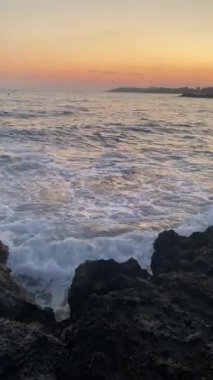 Denizin üzerinde güzel bir gün batımı