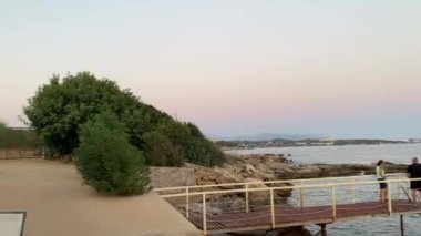 Denizin üzerinde güzel bir gün batımı