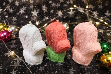 Beyaz arka planda Noel süsü, mum, dekor, ren geyiği, Noel geyiği, Noel dekoru, dekoratif mum, bayram, tatil dekorasyonu 