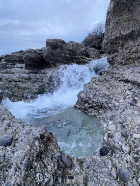 Dağlardaki nehrin güzel manzarası, mongol. 