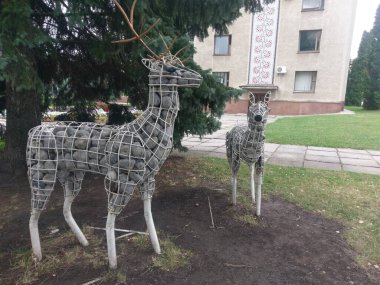 Şehirdeki parkta geyik ve koyun heykeli, Kamianet devletinin başkenti Podilskyi, Ukrayna 