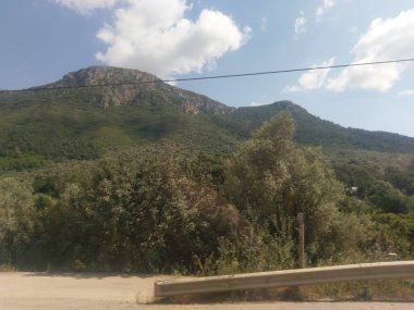 Dağlarda dağları olan güzel bir manzara.