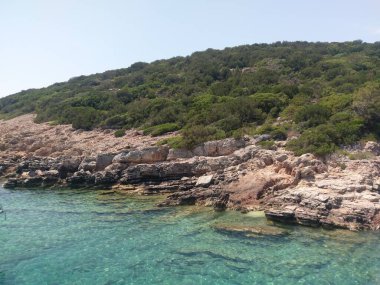 Akdeniz manzaralı kayalık sahil.