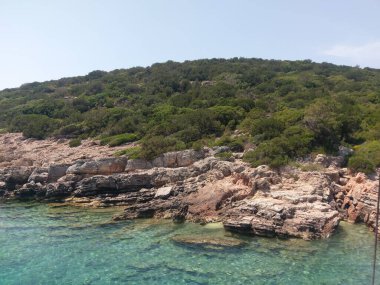 Deniz ve kayaların olduğu güzel sahil manzarası