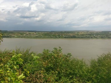Dağlarda gölü olan güzel bir manzara.