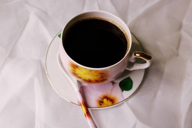 Kahve bardağı ve kahve. 