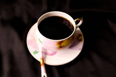 Kahve bardağı ve kahve. 